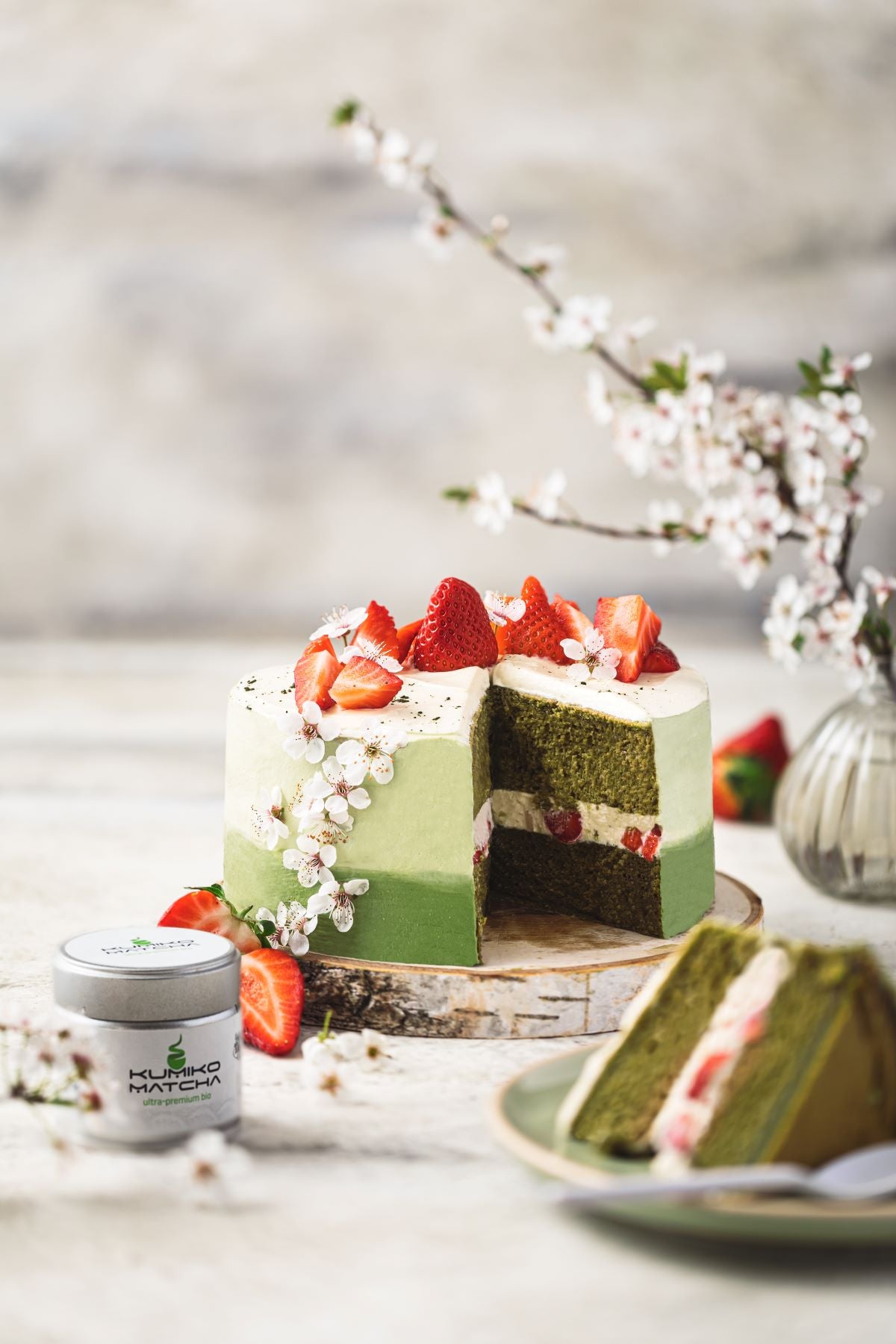 Layer cake vegan à la fraise et au matcha bio – Kumiko Matcha