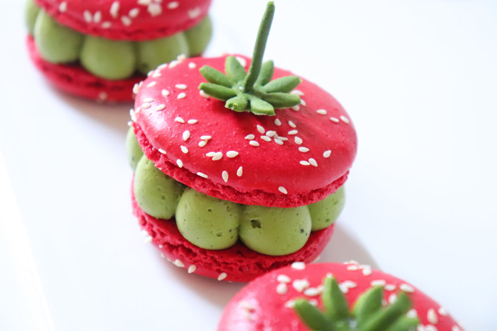Macarons matcha fraise en trompe l’œil