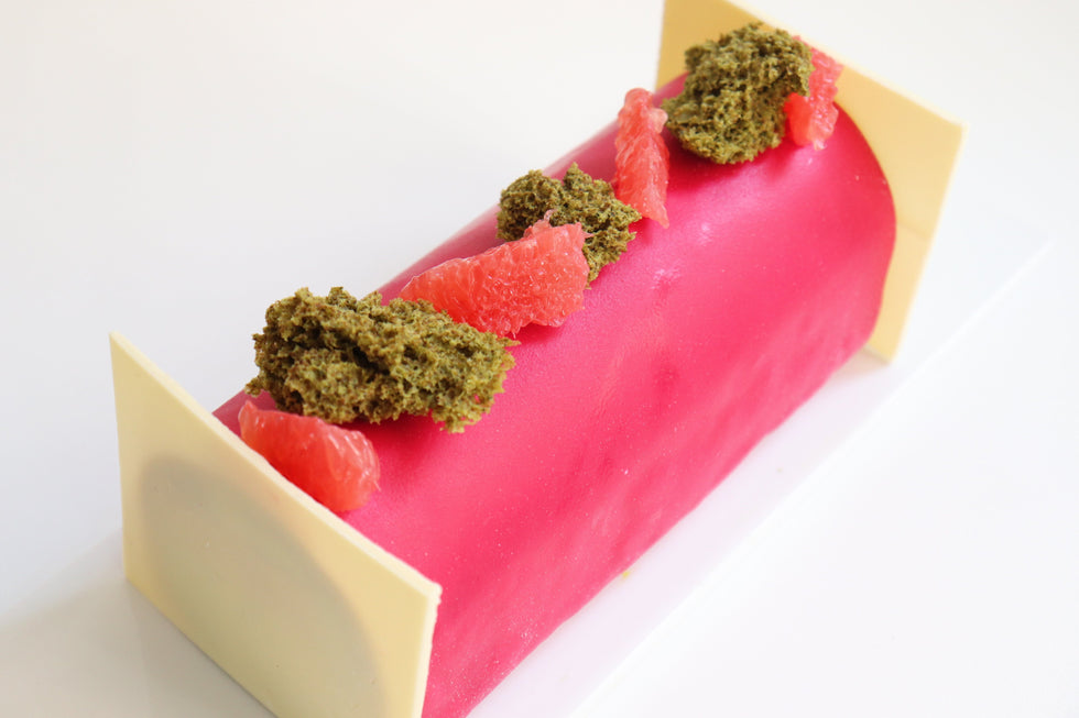 Bûche de Noël matcha, framboise et pamplemousse
