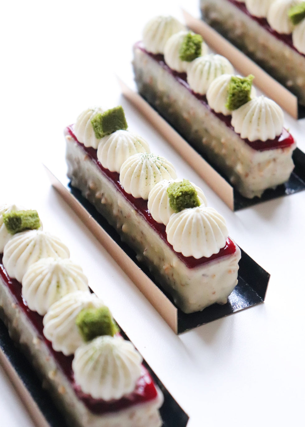 Entremets framboise, chocolat blanc et matcha