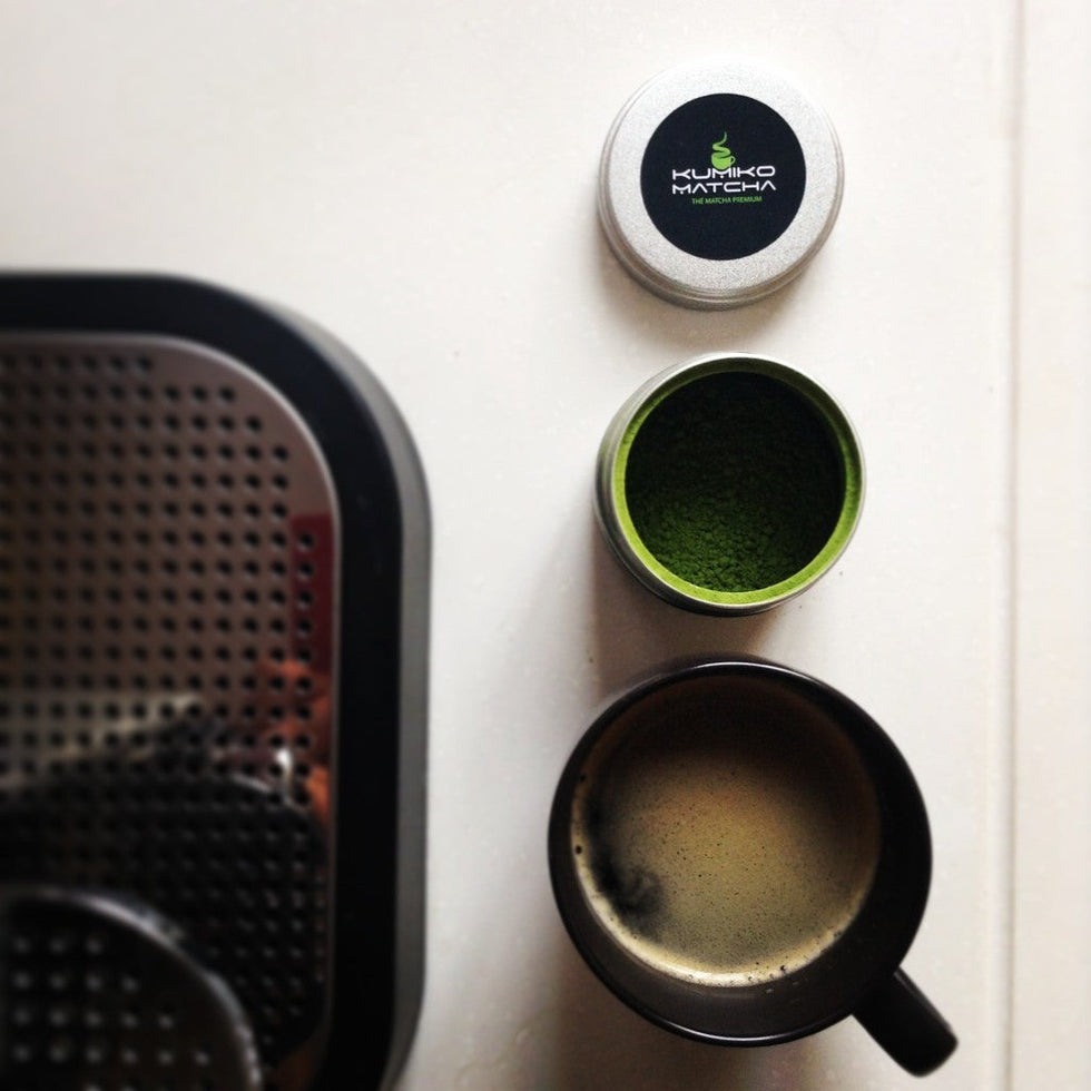 tasse de café et boîte de thé matcha