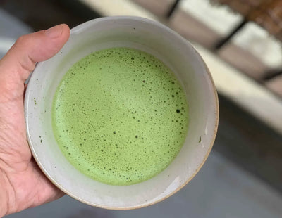 Boire du thé vert matcha pour lutter contre la fatigue