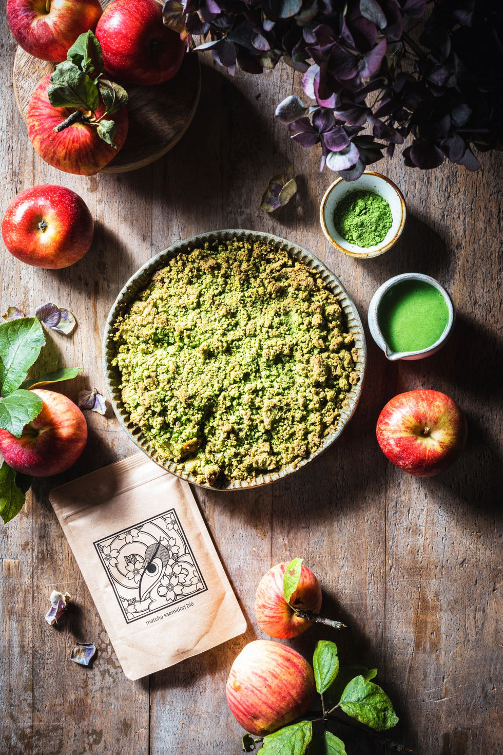 Tarte aux pommes façon crumble au matcha bio et sauce chocolat blanc au matcha