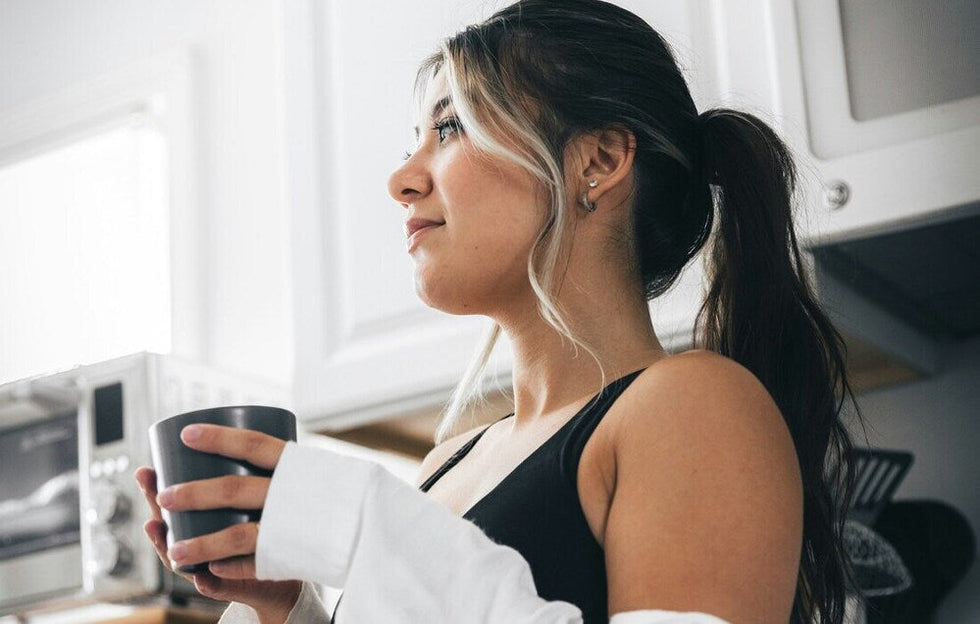 femme buvant du thé matcha dans une cure détox pour maigrir