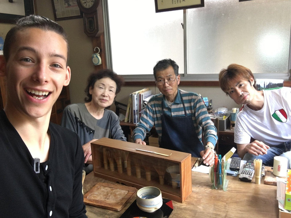 Val de Kumiko Matcha avec Hirata-san et ses parents devant leurs créations, fouets en bambou artisanaux