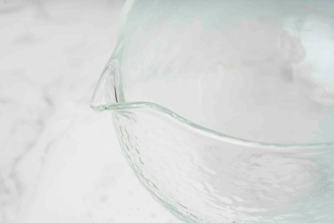 détail sur le bec verseur du bol