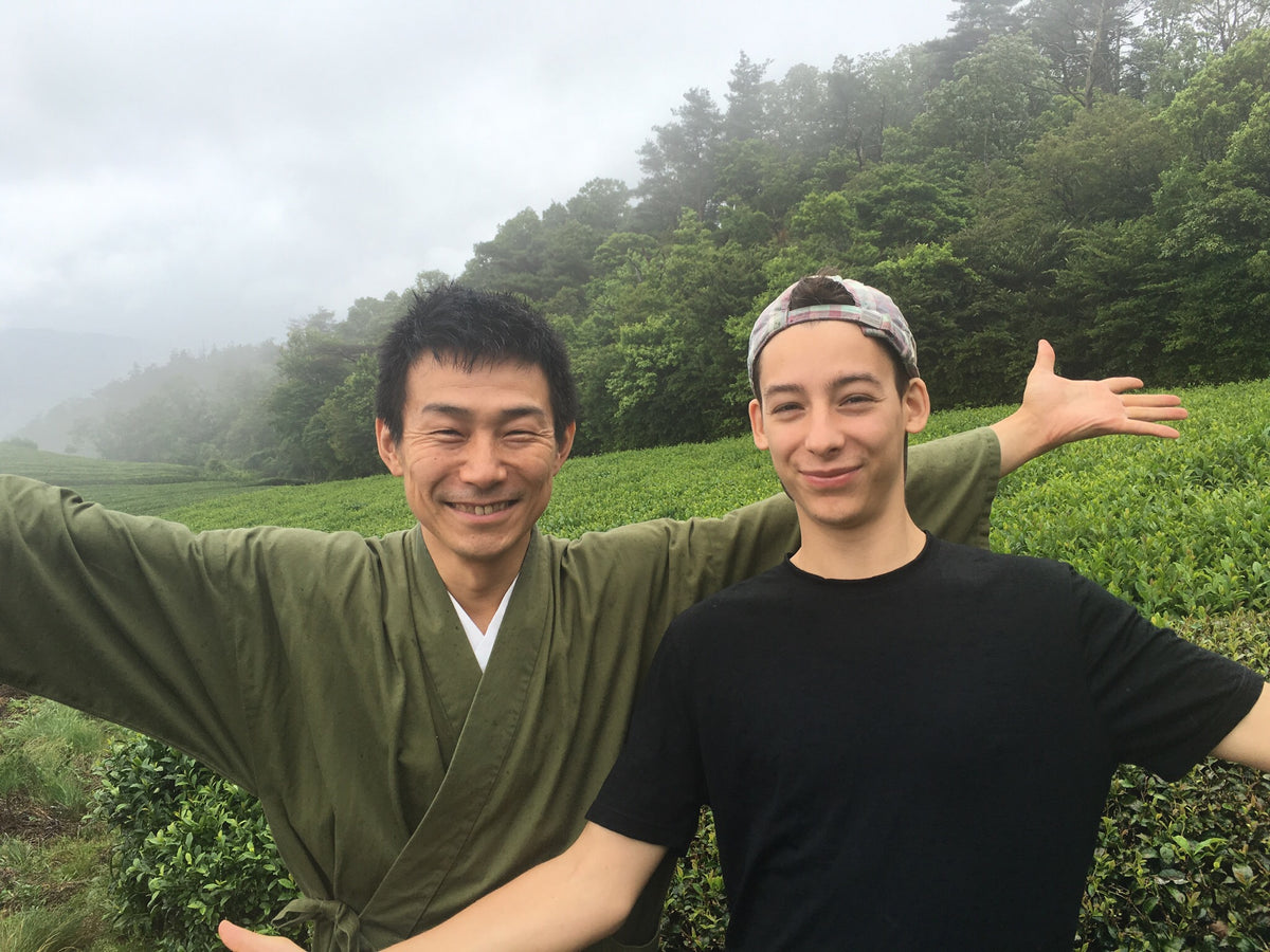 Valentin de Kumiko Matcha avec un fermier partenaire dans un champ de thé au Japon