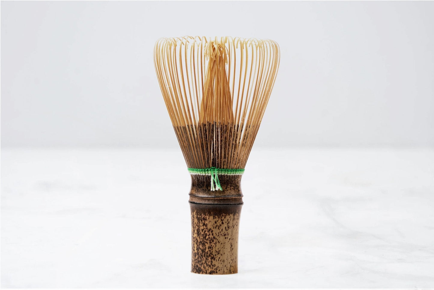 fouet à thé matcha d'artisan par Hirata-san série noir et vert