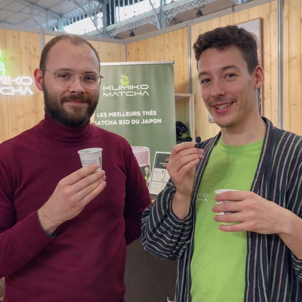 Val, fondateur de Kumiko Matcha, fournit du matcha au propriétaire d'une chaîne de coffeeshop et restaurants sur Paris durant le Salon du Bon 2025