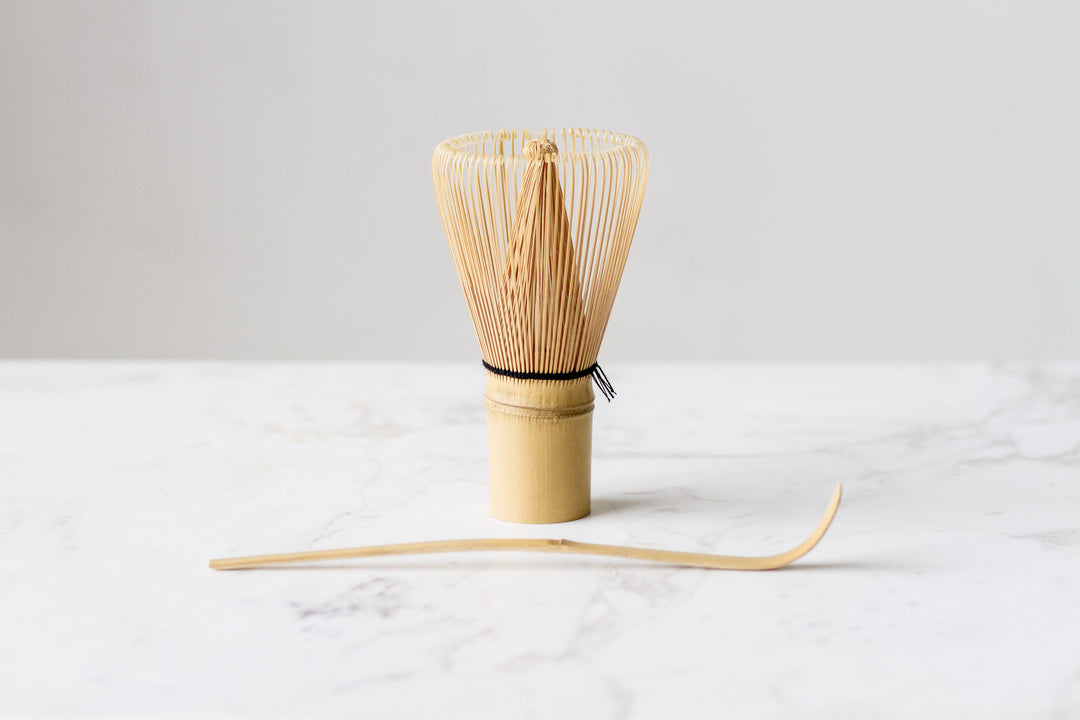 un fouet à matcha et une cuillère à matcha en bambou