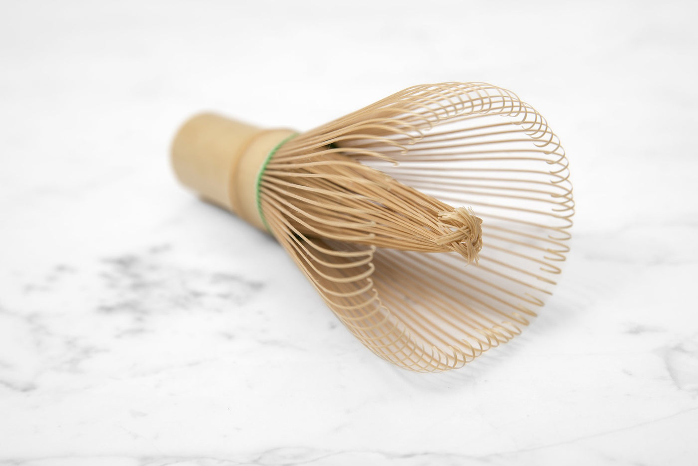 le fouet est en bambou doré et fabriqué à partir d'une seule pièce de bambou taillée à la main