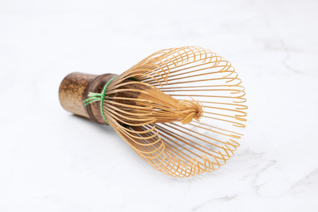 le fouet est en bambou noir et fabriqué à partir d'une seule pièce de bambou taillée à la main