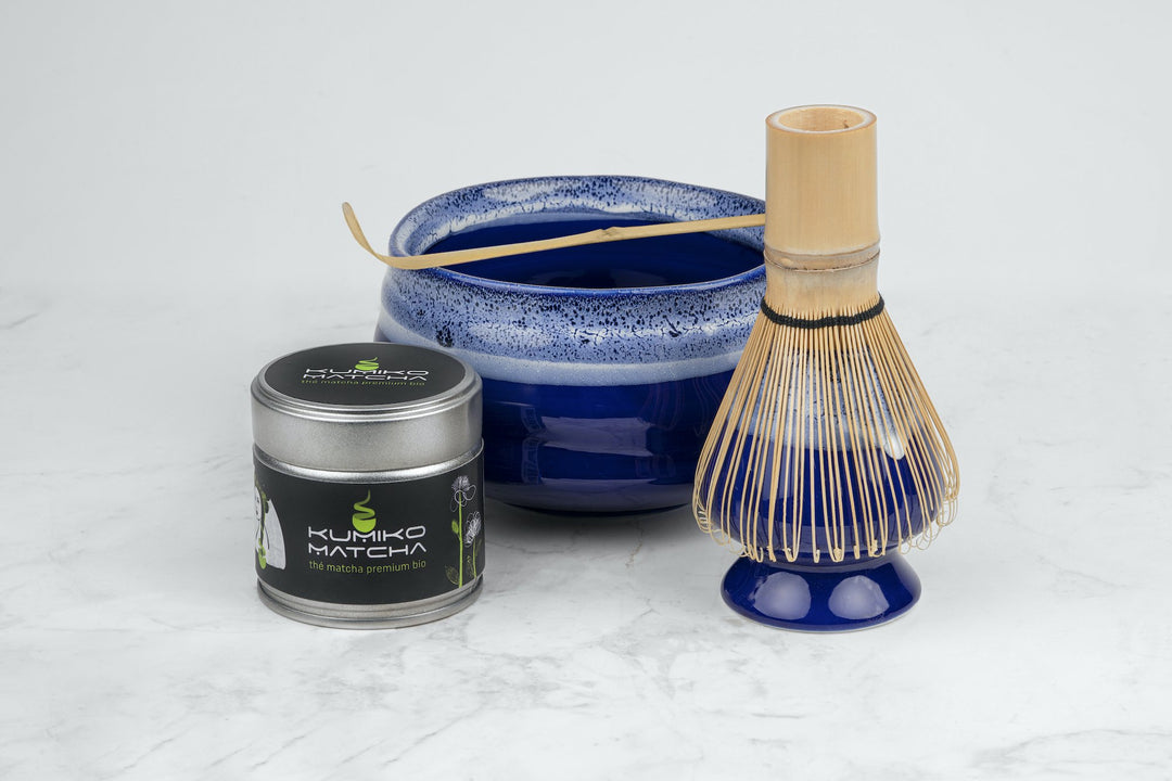le kit complet série écume comprends ce bol et son naoshi écume, un set d'accessoires en bambou, et une boite de matcha premium bio 30g